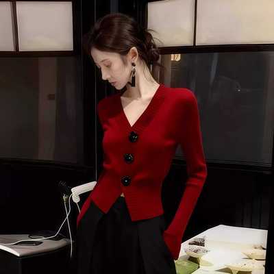 早春红色V领高端显气质针织衫女