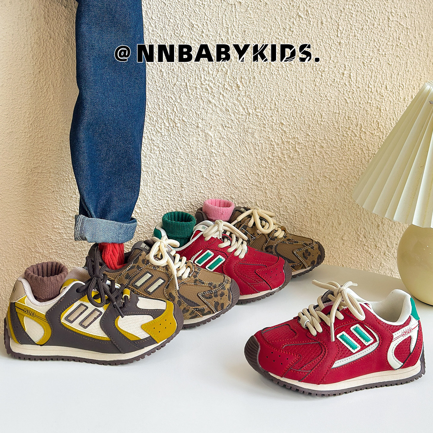 儿童红色运动鞋2026春款男女童休闲跑步鞋时尚豹纹中大童阿甘鞋潮