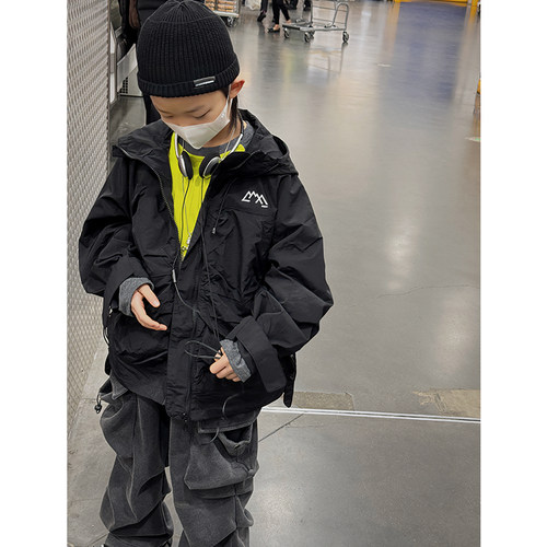 男童外套2026春新款儿童冲锋衣户外胖宝宝夹克帅气中大童山系上衣