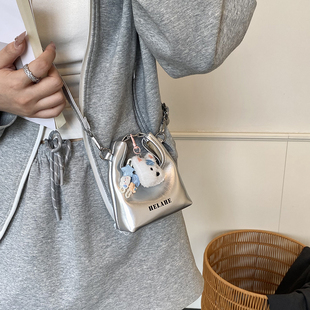 mini儿童包斜挎包女小众设计2025新款 可爱银色手提包口红包耳机包
