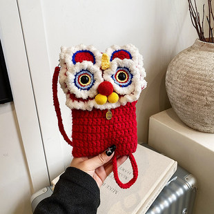 手工钩织醒狮手机包国风新年红色斜挎包儿童百搭针织拜年压岁钱包