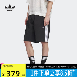 阿迪达斯三叶草新款 KC0154 男足球风休闲梭织运动短裤
