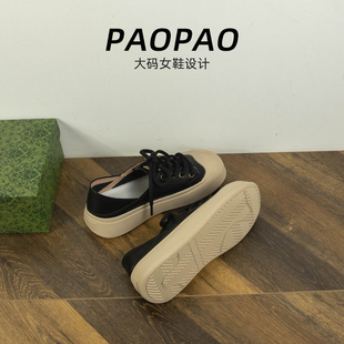 大码女鞋41到42宽脚胖板鞋新款可踩圆头真皮黑色小众厚底2025透气