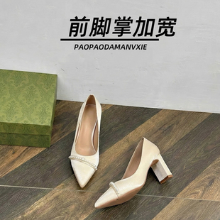 前脚掌加宽大码女鞋41到43高跟鞋尖头绸缎粗跟珍珠法式婚鞋宽脚胖