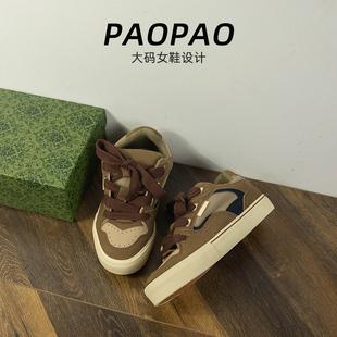 大码女鞋41到43宽脚胖板鞋圆头透气复古44码厚底百搭时尚轻便2025