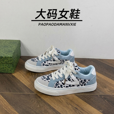 大码女鞋41到43宽脚胖板鞋春季新款小众休闲鞋百搭运动低帮平底44