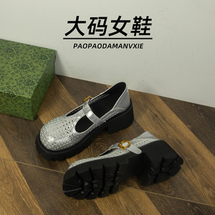 大码女鞋41到43宽脚胖厚底玛丽珍鞋夏季新款洞洞镂空时尚小皮鞋