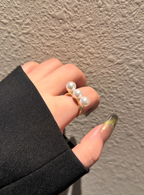 法式优雅平衡木珍珠戒指女精致简约三颗珠珠手指戒轻奢高级感指环