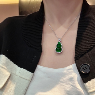 显白绿色葫芦项链 新中式国风玉石吊坠 锁骨链镶钻新款轻奢配饰女