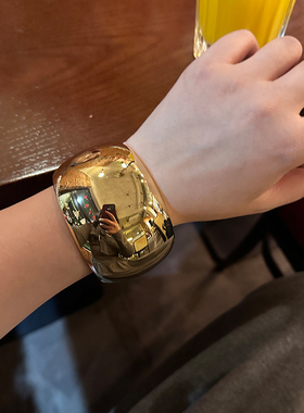 小众高级感宽版金属弧形光面手镯