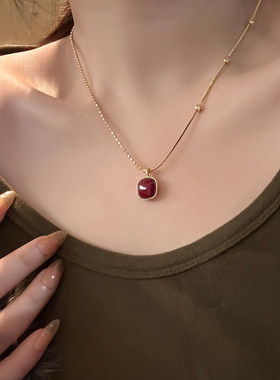 新中复古红色方形吊坠项链轻奢