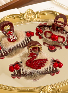 新年红色毛绒珍珠抓夹女感发夹后脑勺盘发鲨鱼夹发卡马年发饰