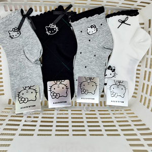 名创优品凯蒂猫甜酷花边中筒袜