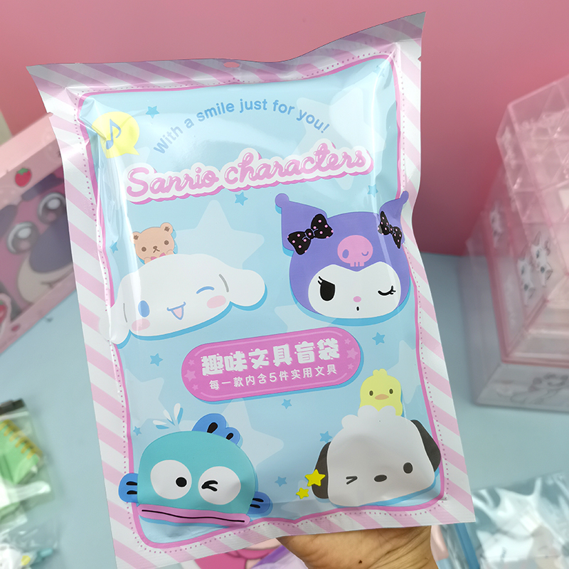 名创优品三丽鸥秋冬系列文具盲袋