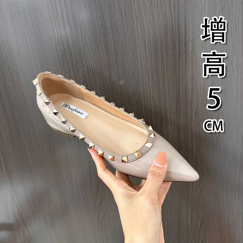 V家内增高5公分铆钉浅口裸色尖头软漆皮单鞋女百搭通勤简约高跟鞋