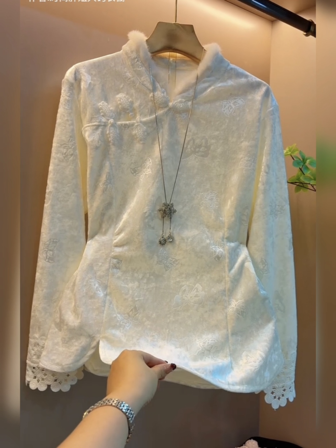 秋冬大码重工刺绣国风盘扣丝绒打底衫女宽松显瘦洋气减龄内搭上衣