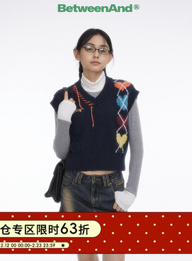 BETWEENAND 学院藏青色爱心菱形格背心撞色一字绣新款女毛衣马甲