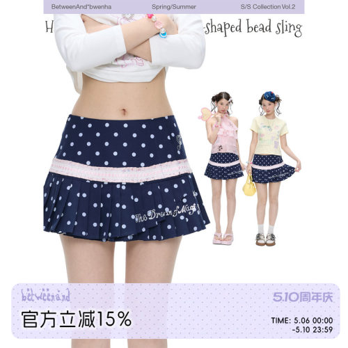 BETWEENAND「浪花褶皱」夏季藏青波点甜酷半身裙女新款花边短裙