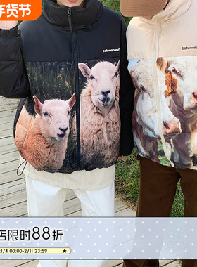 BETWEENAND 不吞黑白经典羽绒服半身满印牛羊印花撞色冬季白鸭绒