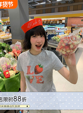 BETWEENAND 草莓LOVE烫珠T恤灰色正肩短袖女夏季修身水果系列上衣