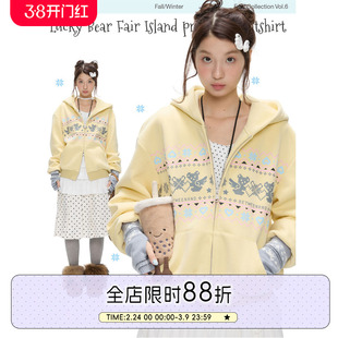 BETWEENAND 「冬日幸运小熊」冬日黄费尔岛印花连帽宽松加绒卫衣