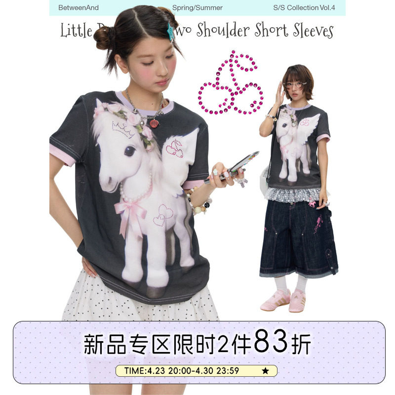 BETWEENAND「飞天马驹」夏季小马驹可爱印花正肩短袖拼接T恤新款