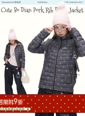BETWEENAND 萌萌波点冬季90白鸭绒女2026新款保暖连帽排骨羽绒服