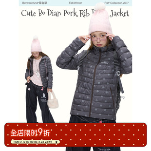 BETWEENAND 萌萌波点冬季90白鸭绒女2026新款保暖连帽排骨羽绒服