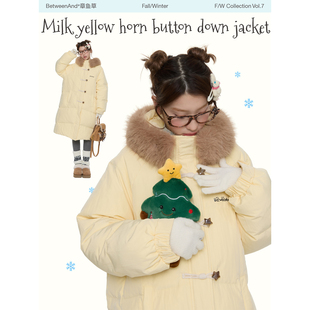 BETWEENAND「萌冬羽绒」冬季 牛角扣保暖90白鸭绒羽绒服 奶黄色长款