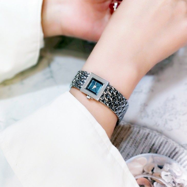 小香风钢带中古风手表女女款简约复古小方表金色小香表女款名牌正