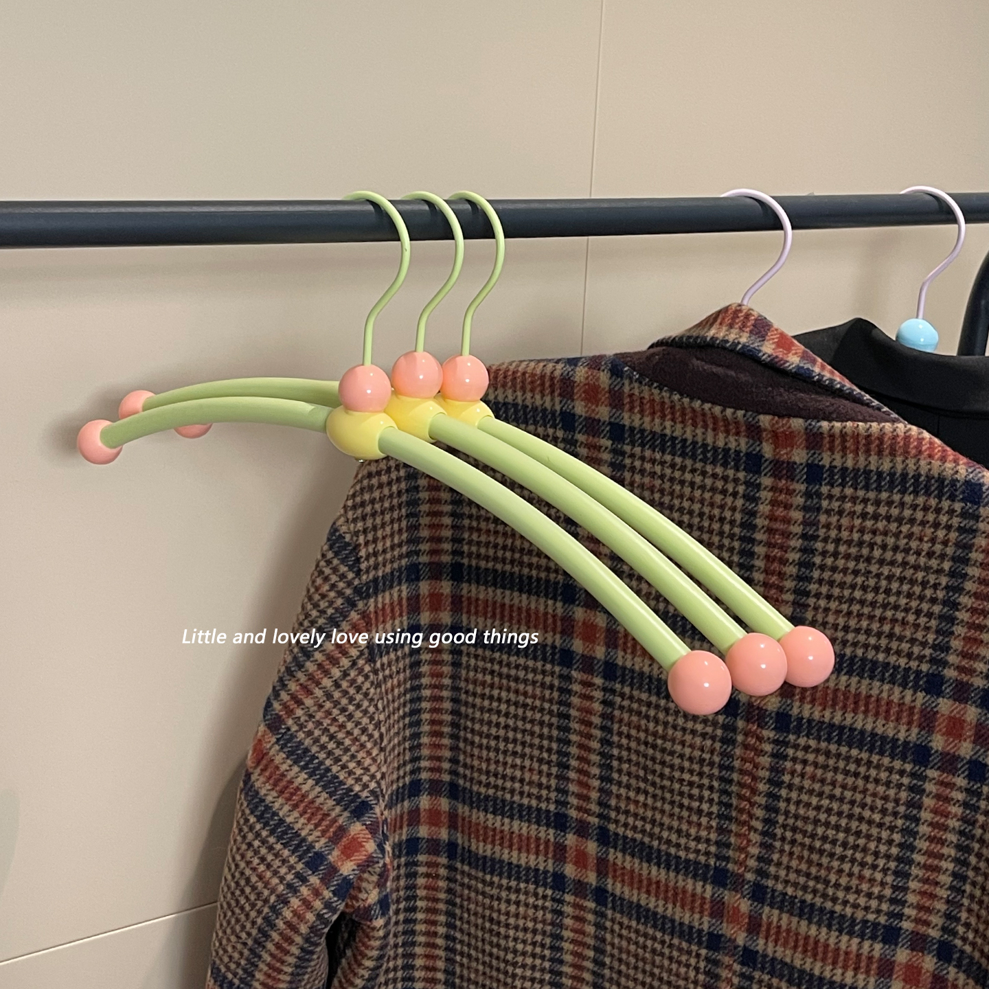 衣架家用挂衣加粗加厚金属2025新款大衣无痕防肩角多巴胺衣服撑子