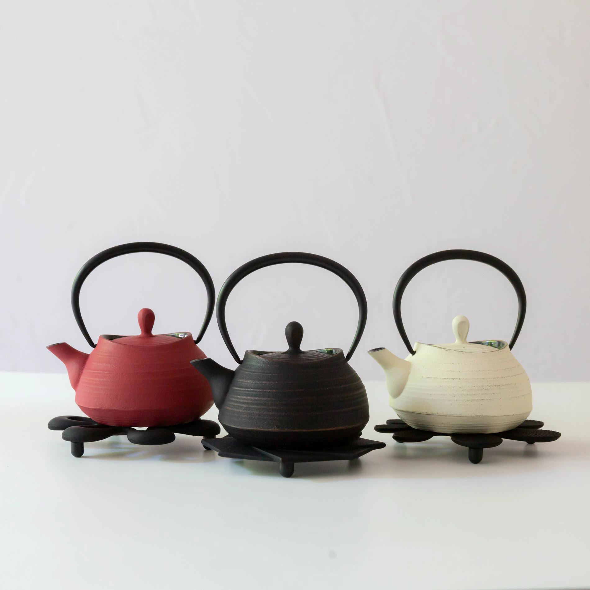 日本正宗岩手县铁壶铸铁壶南部铁茶壶 刷痕象牙白 玫瑰红 0.4L