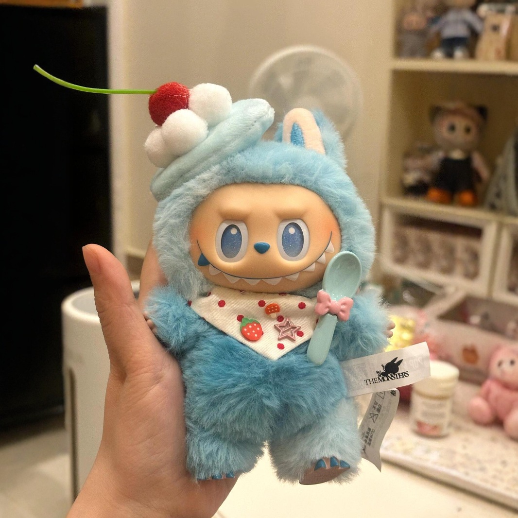 LABUBU3代拉布布前方高能搪胶衣服毛绒盲盒可爱草莓冰淇淋娃衣