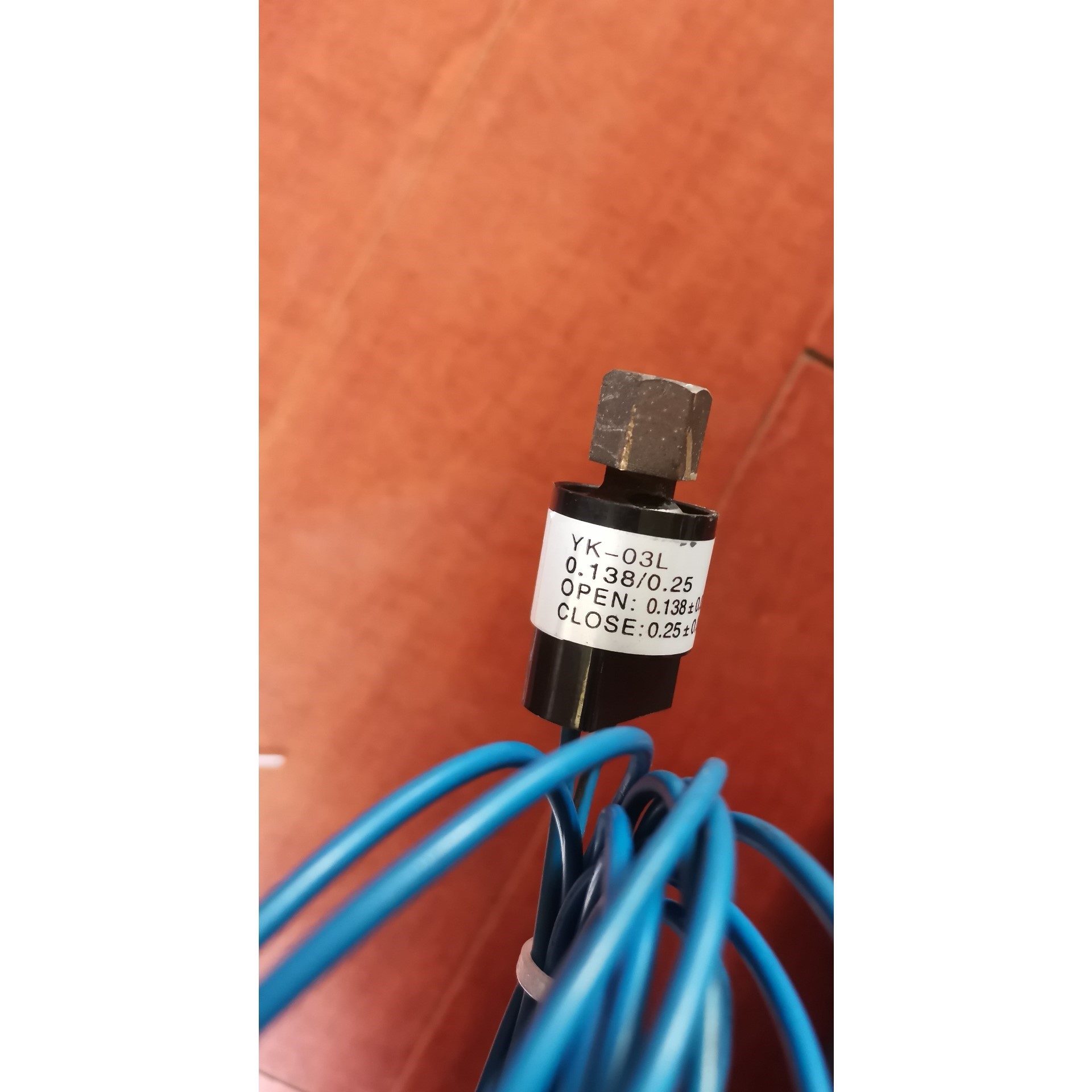 DEM07MH1上拆下,低压开关共两个,为一个价格咨询维修咨询维修