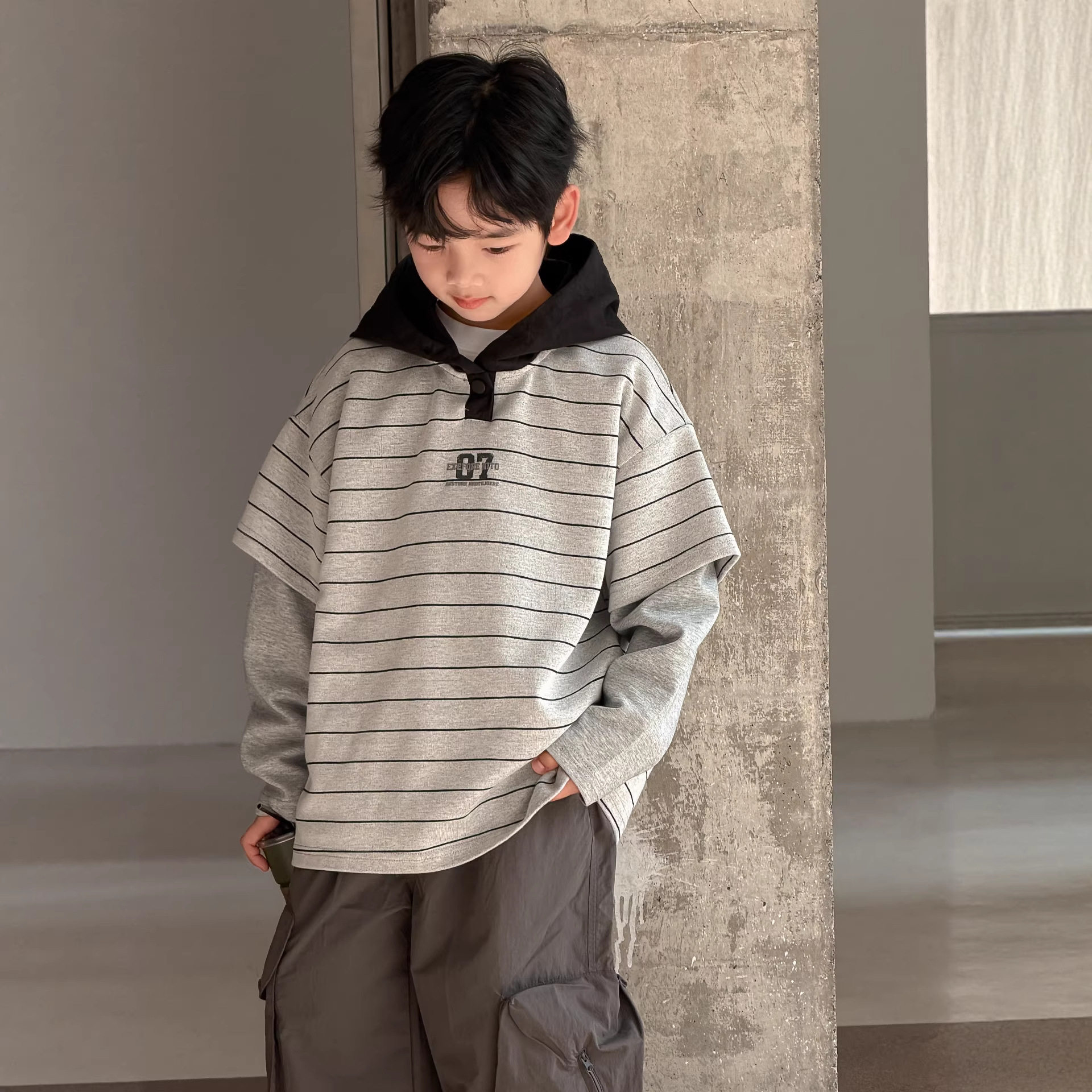 中大男童连帽条纹卫衣春秋26新款儿童休闲运动帽衫上衣藏青灰色潮