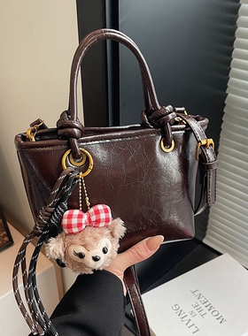 高级感复古小包包女士2024新款冬天百搭斜挎包流行爆款手提水桶包