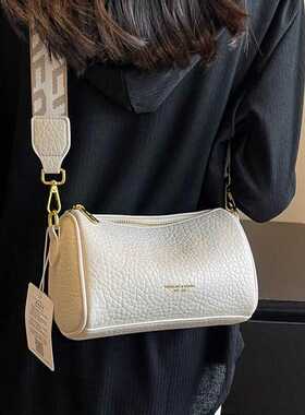 今年流行小包包女夏季高级质感通勤单肩腋下包百搭宽带斜挎枕头包