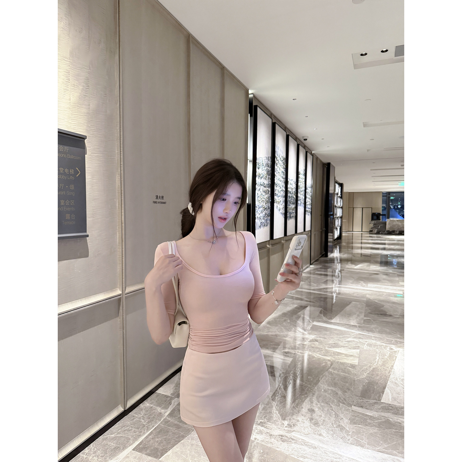 若语定制 婴儿奶皮 纯欲气质显瘦修身大U领掐腰显瘦显胸短袖T上衣