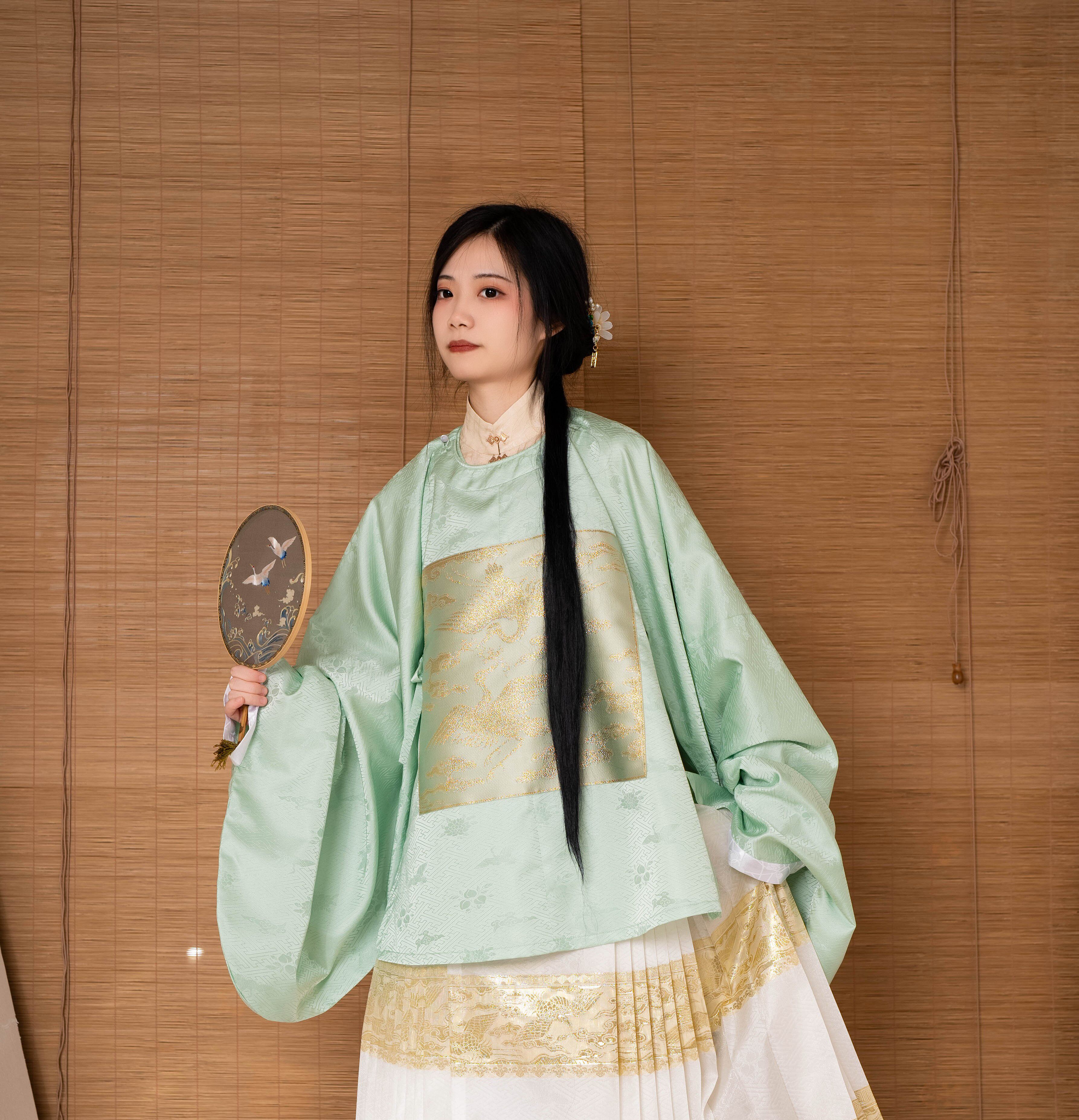 【清仓99】云中鹤 | 凤翥斋曲水云鹤纹圆领琵琶袖织金鹤补衫汉服