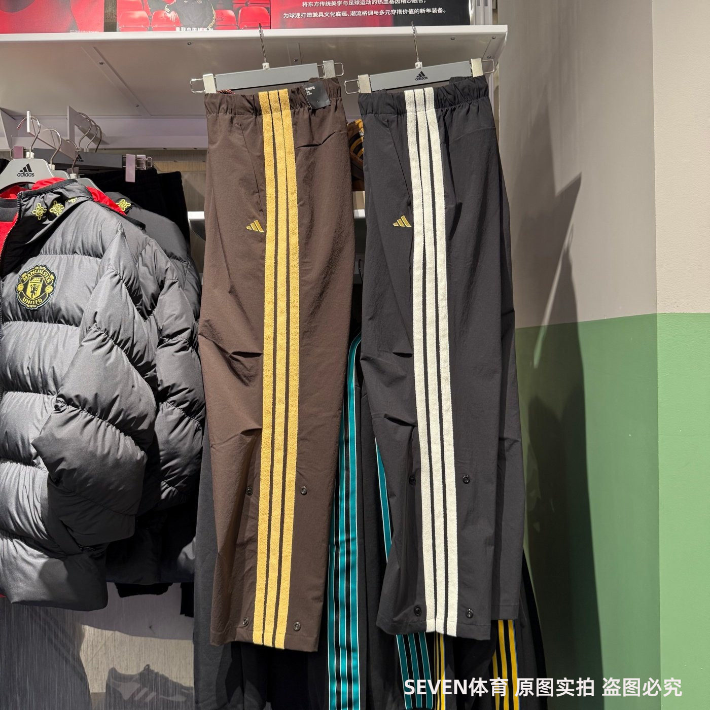 Adidas阿迪达斯26马年春新款男拒水梭织直筒条纹运动休闲裤KE4063