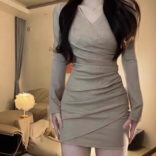 内搭打底辣妹性感包臀短裙 2024新款 法式 v领针织连衣裙子女秋冬季