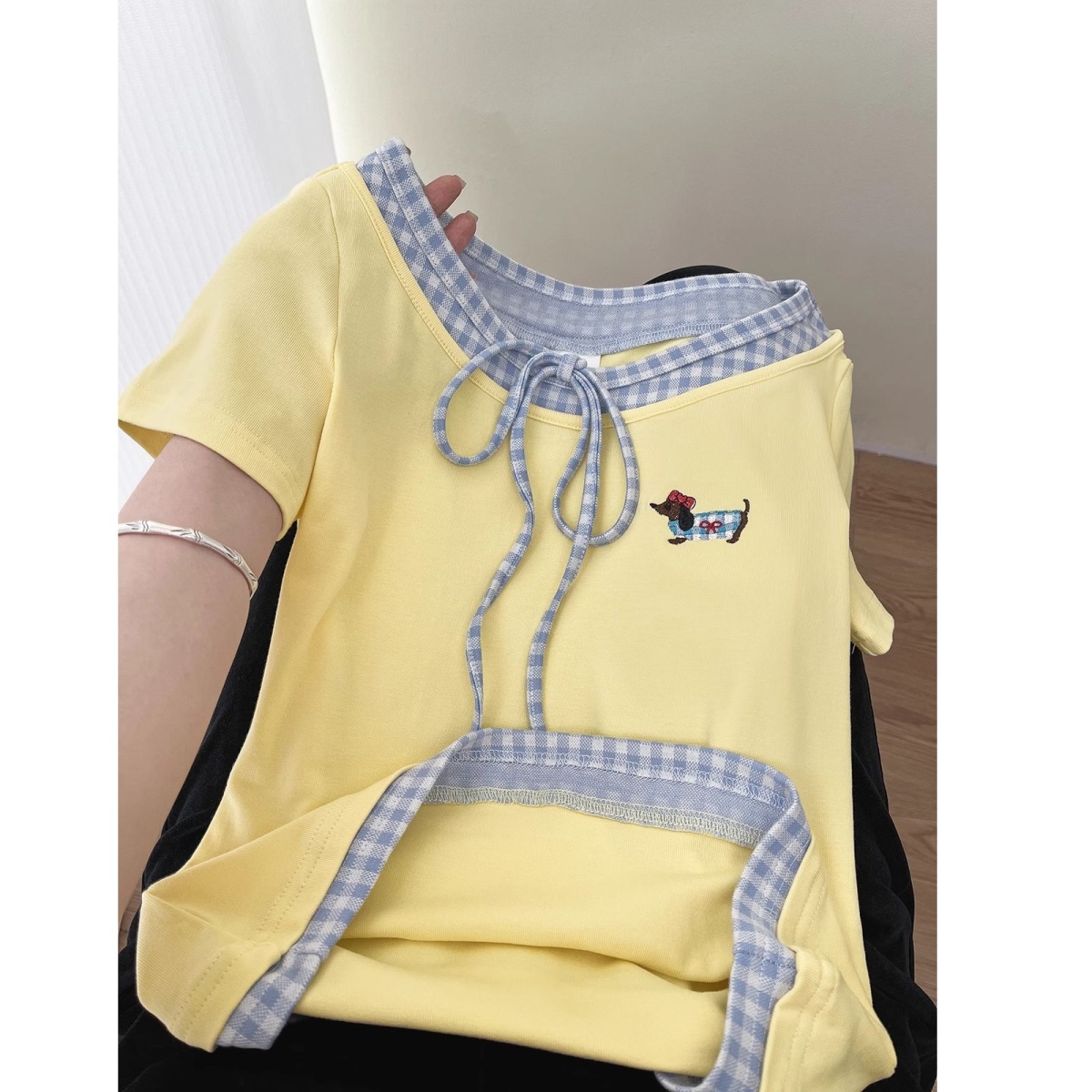 日常随穿就很出彩！夏季新款嫩黄拼蓝格修身上衣正肩短袖T恤衫女