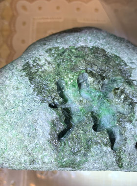 缅甸原石老坑545克莫西沙开窗色料，尺寸10/6.5/5.5cm