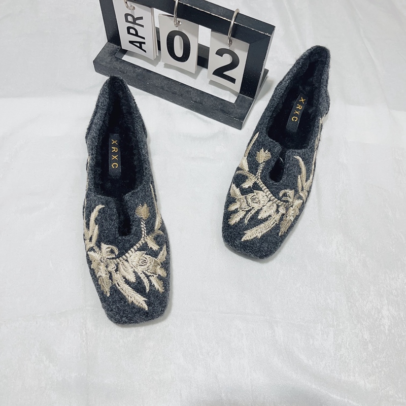 国风新中式刺绣加绒毛呢毛毛鞋女