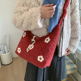 韩版甜美红色毛绒花朵刺绣单肩包女2025大容量软糯可爱斜挎托特包