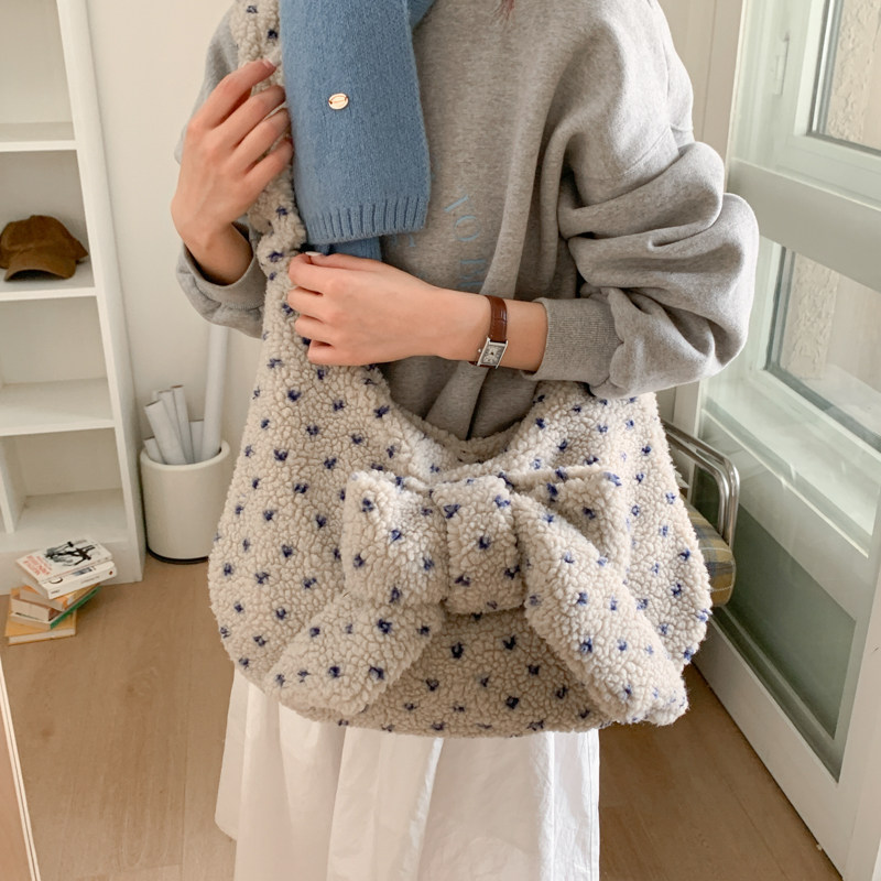 蝴蝶结羊羔毛绒绒包包女2025新款波点单肩包大容量通勤斜挎托特包