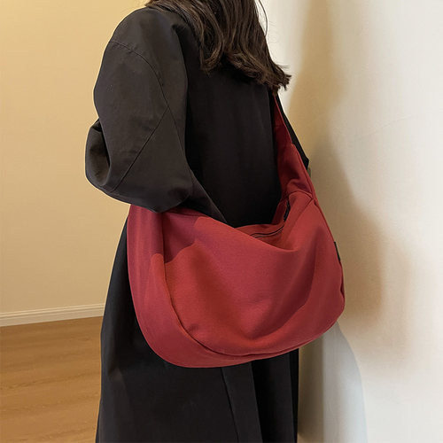 大容量纯色简约饺子包时尚通勤包