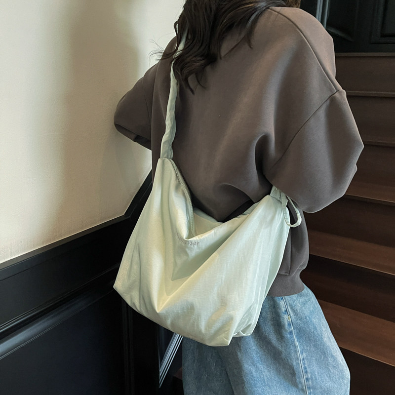 韩国慵懒风褶皱文艺帆布包包女2025新款潮轻便文艺简约单肩斜挎包