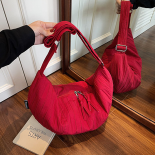 大容量慵懒风ins超火饺子包2025新款潮褶皱少女单肩包红色斜挎包
