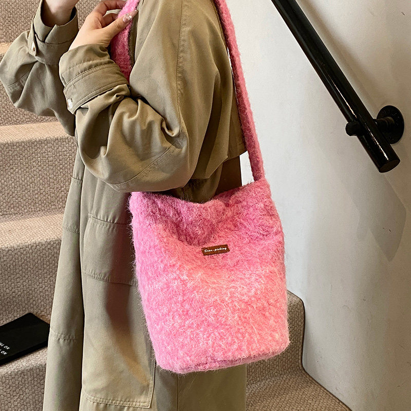 毛绒单肩包休闲百搭毛绒绒斜挎包